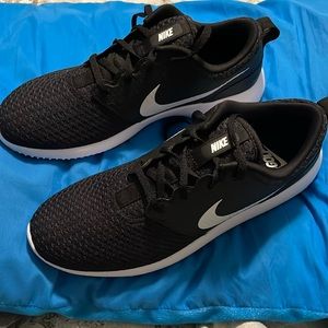 Nike Roche golf shoes Black. White. Size 9       Brand new in box.